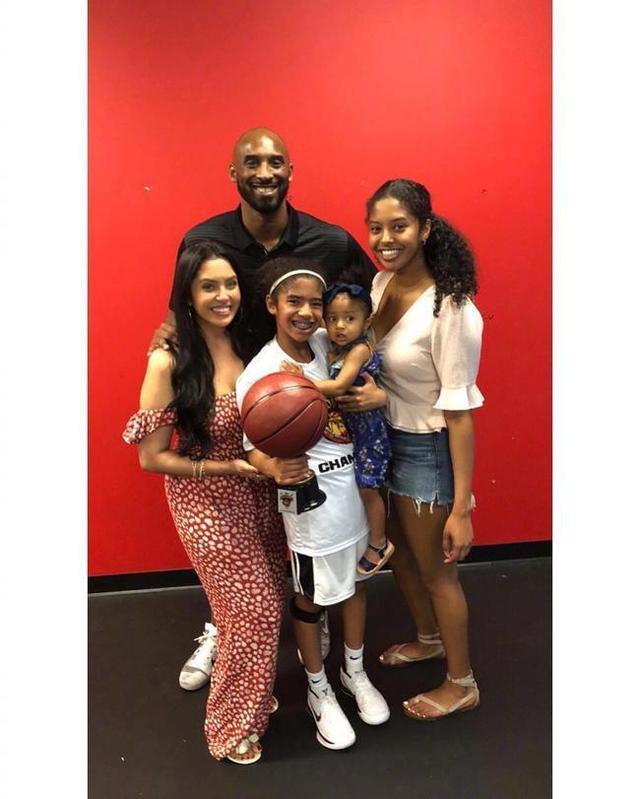 2016 赛季：马林鱼投手费南多斯去世后，球队宣布其 16 号球衣永久退役