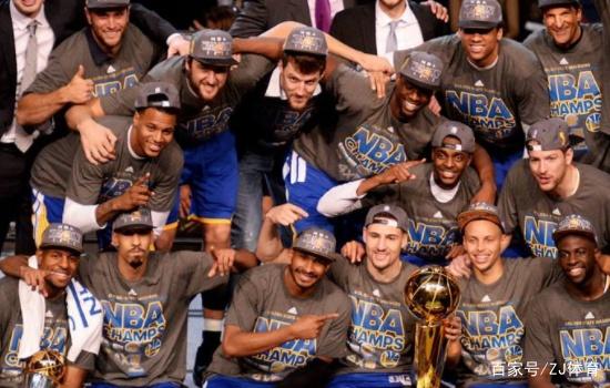 输掉国家德比后，河床球员萨拉斯用拳击打场内拍照的一名人员