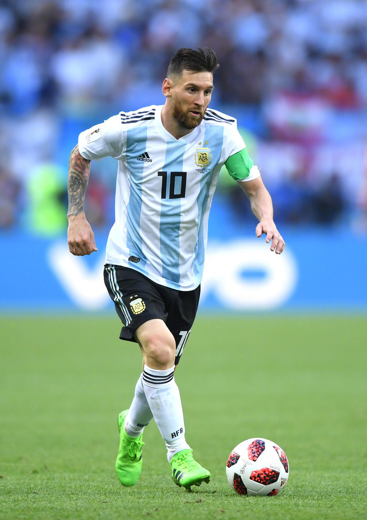 慎入，尼日利亚超比赛中一球员被对方球迷冲进场内割喉